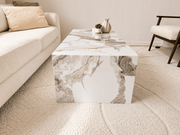 Sofabord i marmor imitasjon med elegant design i stueinnredning.