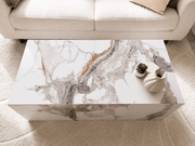 Sofabord i marmor imitasjon med elegant overflate i moderne design, perfekt for stuen.