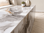 Sofabord i marmor imitasjon med elegant design, perfekt for moderne stuer.