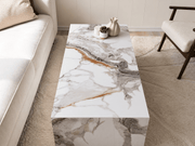 Sofabord i marmor imitasjon med elegant design og naturlig steinfinish i stueinnredning.