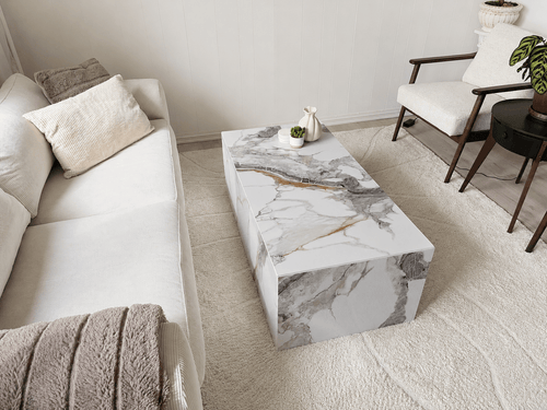 Sofabord i marmor imitasjon i moderne stue med elegant innredning.